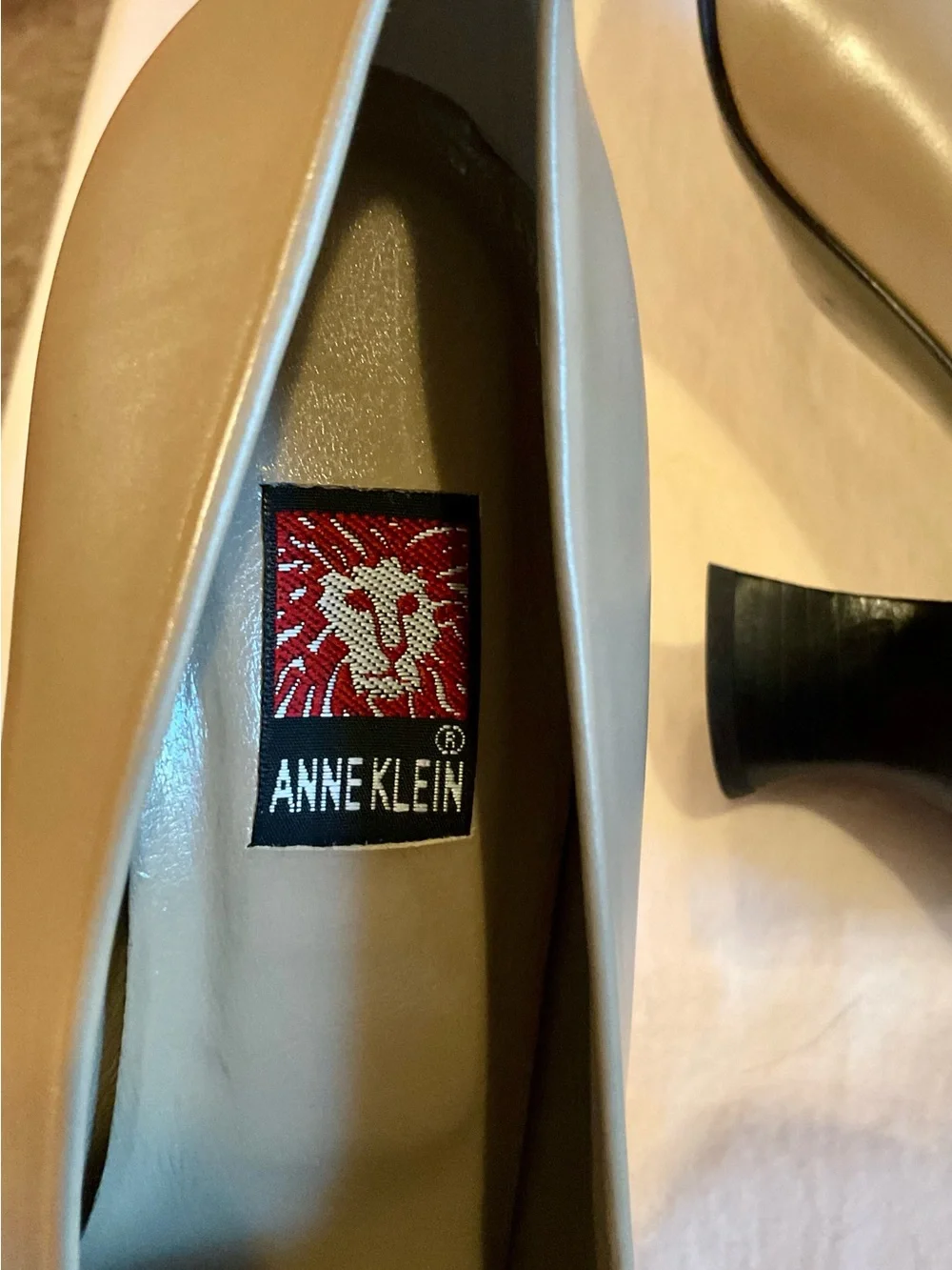 Vintage Anne Klein Taupe Leather Pointed-Toe Kitten Heel Pumps 7 Narrow